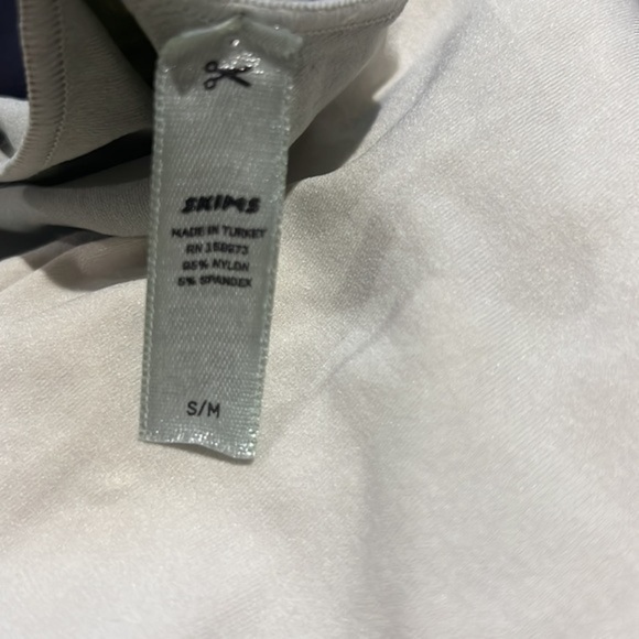 Skims Essential Scoop Neck Bodysuit - Picture 5 of 5